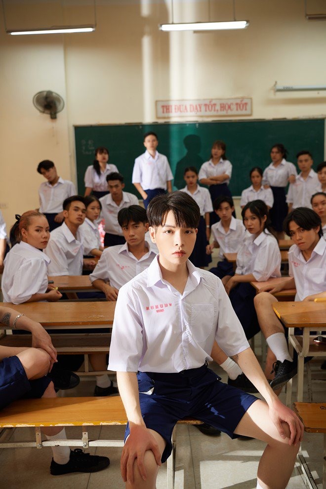 Đức Phúc với tạo hình học sinh trong “Người ơi người ở đừng về“. Ảnh: NV.