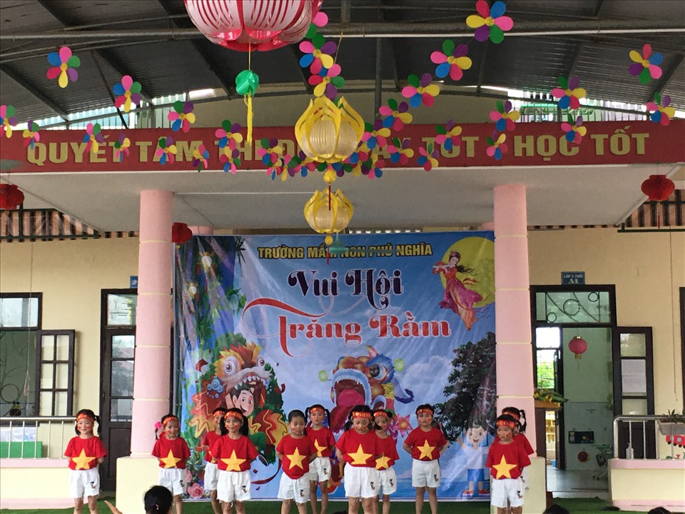Tiết mục văn nghệ vui hội trăng rằm do chính các cháu thể hiện. Ảnh: Hải Anh