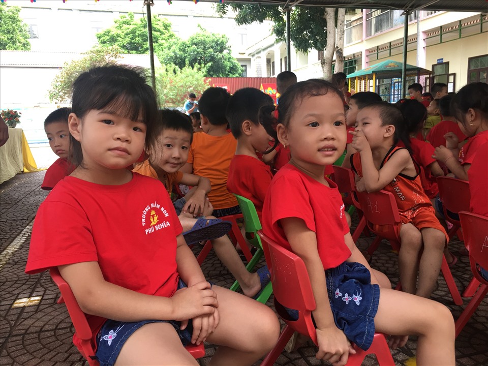 Háo hức chờ nhận quà Trung thu. Ảnh: Hải Anh