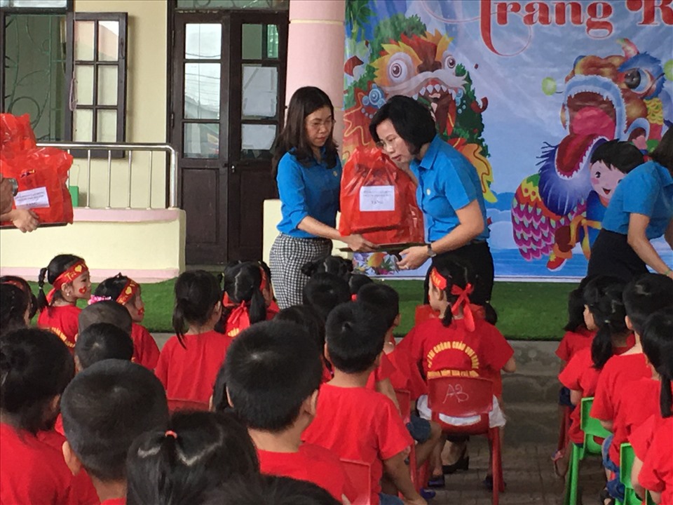 Lãnh đạo Liên đoàn Lao động Hà Nội tặng quà cho các cháu với ý nghĩa chia sẻ niềm vui Trung thu cùng các con và động viên bố mẹ đang là CNLĐ. Ảnh: Hải Anh