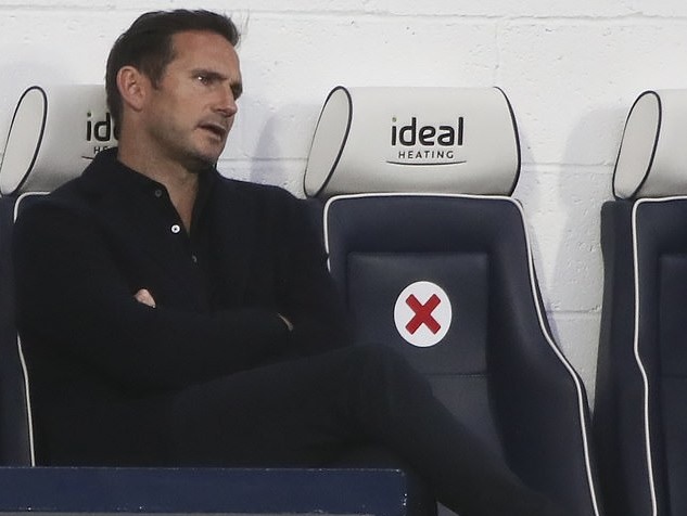 Không chỉ thất vọng với kết quả của Chelsea, Frank Lampard vô cùng giận dữ với Alonso. Ảnh: AP