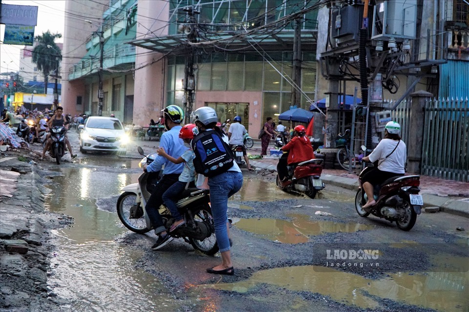 Mỗi khi mưa xuống đoạn đường biến thành ao tiềm ẩn nguy cơ mất ATGT rất cao. Ảnh: Tùng Giang