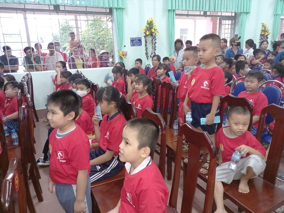 Các em thiếu nhi thích thú theo dõi chương trình. Ảnh: K.Q