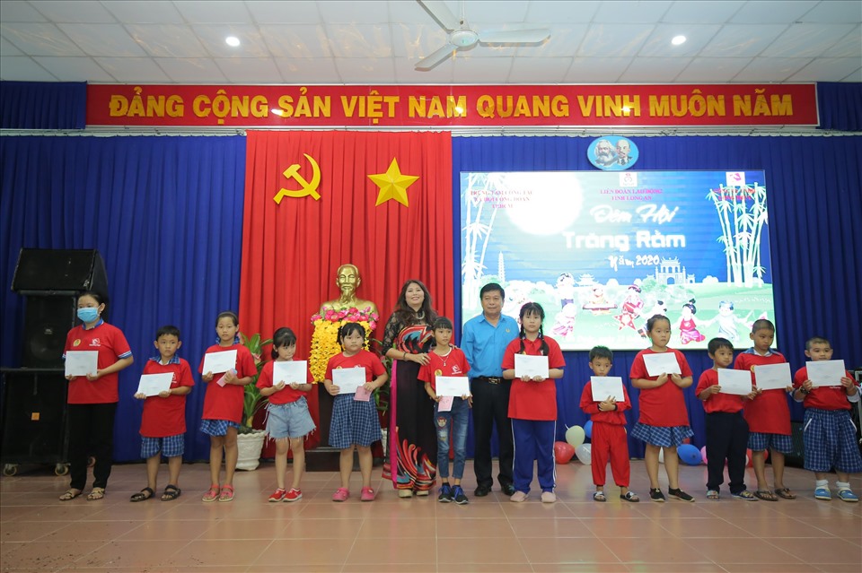 Tặng quà Trung thu cho con công nhân. Ảnh: K.Q