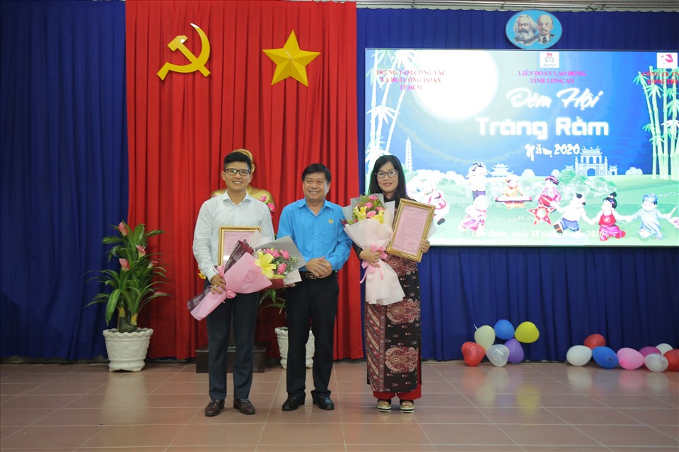 Chủ tịch LĐLĐ tỉnh Long An - ông Nguyễn Văn Quí - tặng hoa cảm ơn các nhà tài trợ. Ảnh: K.Q