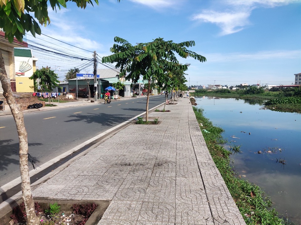 Đoạn rạch phía nam hồ Bún Xáng vẫn chưa có lan can hay dây giăng cảnh báo và không có đèn chiếu sáng rất nguy hiểm cho người dân khi đi qua đoạn ngày vào buổi tối. Ảnh chụp lúc 8h ngày 23.9.2020. Ảnh: Thành Nhân