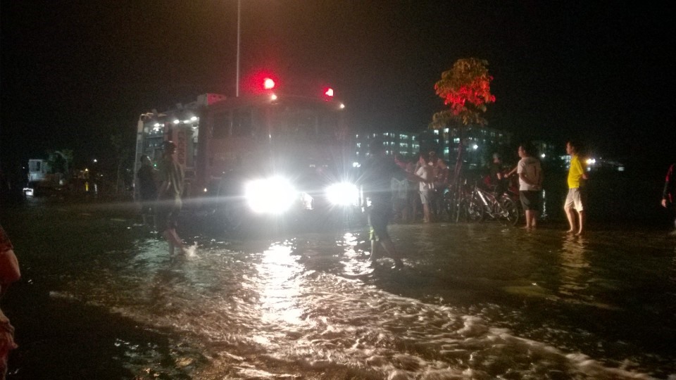 Tại đoạn rạch phía nam Hồ Bún Xáng triều cường đã ngập con đường vào ngày 1.10.2019. Ảnh: Thành Nhân