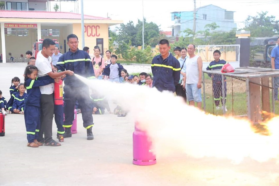 Các em được thực hành dùng bình cứu hỏa dập tắt đám cháy. Ảnh: CA.