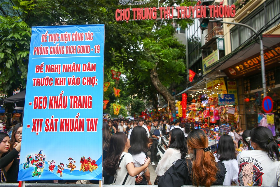 Phố hàng mã gần như thất thủ trước hàng trăm người đến tham quan, mua sắm chụp ảnh.