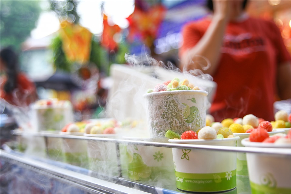 Các gian hàng nhỏ bán đồ ăn cũng bắt đầu hoạt động để đáp ứng nhu cầu của người dân vui chơi trong dịp này.
