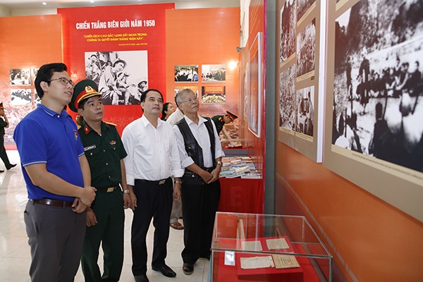 Các đại biểu tham quan tại Triển lãm. Ảnh AV