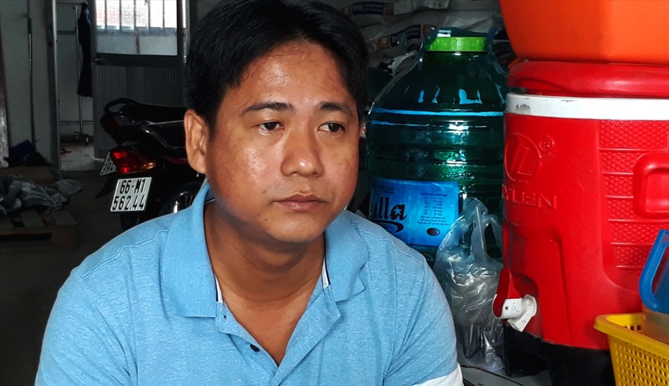Đối tượng Nguyễn Trung Thành tại thời điểm cơ quan công an tống đạt quyết định tạm giam. Ảnh: Công an Đồng Tháp cung cấp