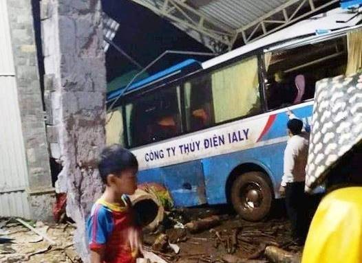 Chiếc xe chở công nhân thủy điện Ia Ly bị tai nạn. Ảnh TA