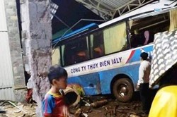 Gia Lai: Xe chở công nhân thủy điện Ia Ly bị tai nạn
