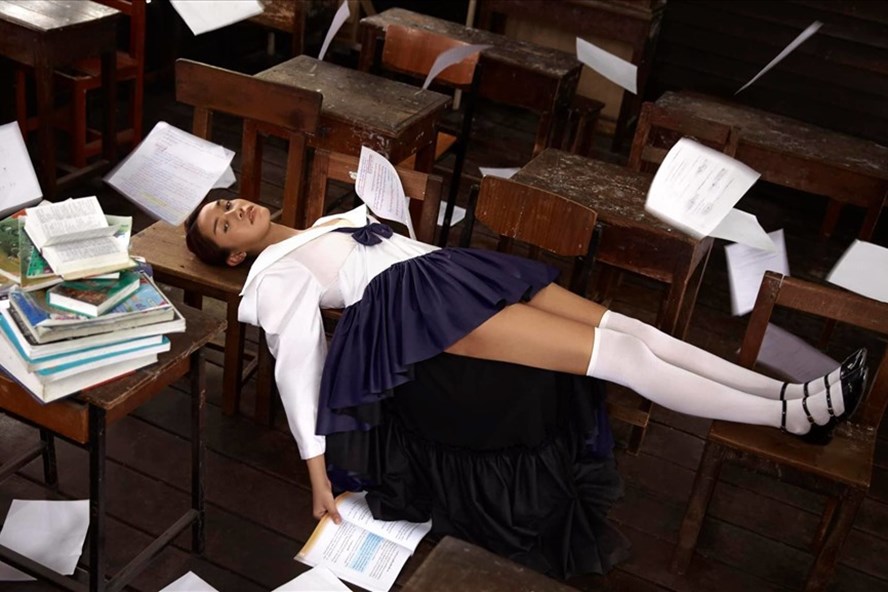 Người mẫu giới thiệu bộ đồng phục học sinh “nổi loạn” của nhà thiết kế Thái Lan Tin Tunsopon. Ảnh: Reuters/Wacoal X Post-Thesis