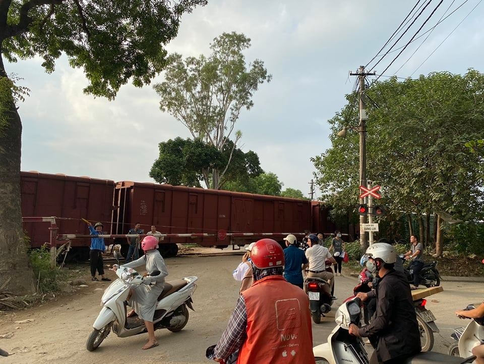 Hiện trường vụ tai nạn giữa tàu hoả và ô tô chở học sinh. Ảnh: Công an cung cấp