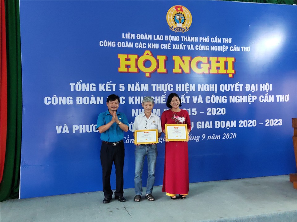 Phó Chủ tịch LĐLĐ TP.Cần Thơ trao và chúc mừng các cá nhân được tặng kỷ niệm chương vì sự nghiệp xây dựng tổ chức Công đoàn. Ảnh: Thành Nhân