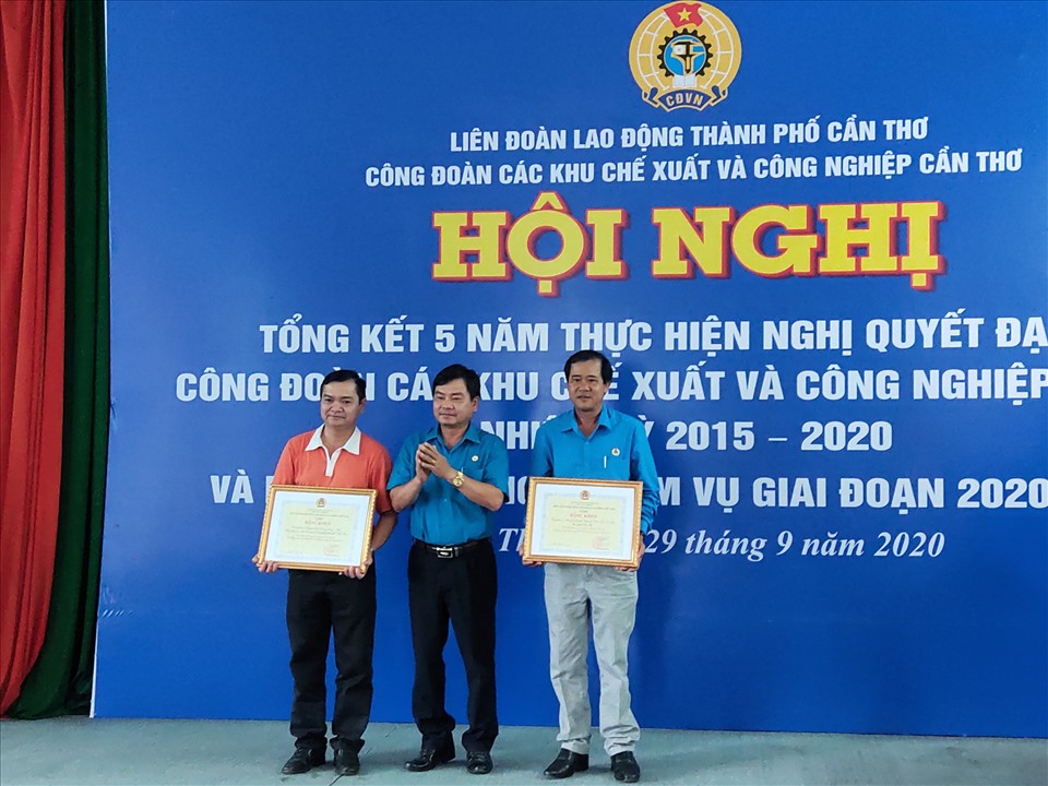trao bằng khen cho các cá nhân và tập thể có thành tích xuất sắc trong hoạt động công đoàn và phong trào bảo vệ tổ quốc.... Ảnh: Thành Nhân