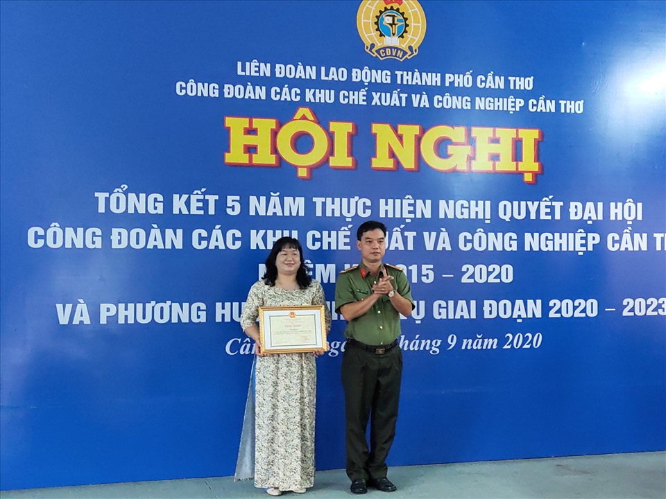 trao bằng khen cho các cá nhân và tập thể có thành tích xuất sắc trong hoạt động công đoàn và phong trào bảo vệ tổ quốc.... Ảnh: Thành Nhân