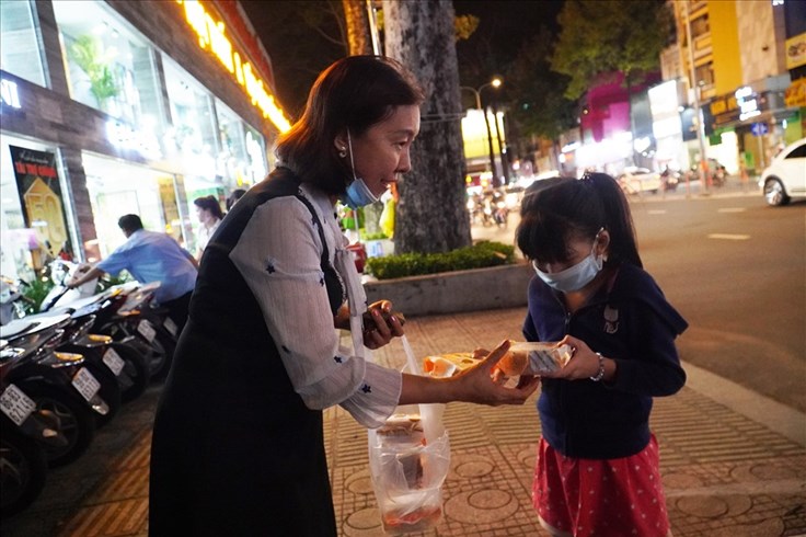 Người phụ nữ lặng lẽ phát 500 chiếc bánh Trung thu tới trẻ vô gia cư Người phụ nữ lặng lẽ phát 500 chiếc bánh Trung thu tới trẻ vô gia cư