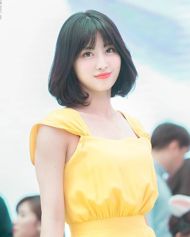 Tóc lob dài chấm vai, để mái bằng và tô một chút son là đủ “gây thương nhớ” với người đối diện. Ảnh chụp màn hình.