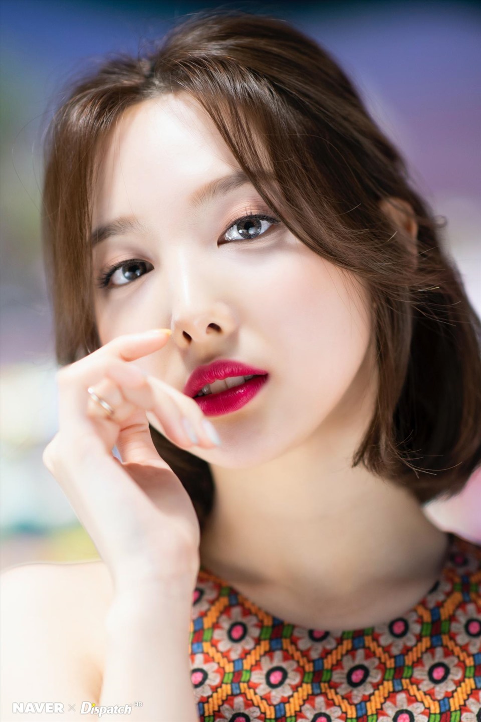 Giống như Nayeon, bạn có thể tạo kiểu tóc ngắn buộc nửa tôn lên gương mặt thanh thoát, ngọt ngào như nữ chính ngôn tình đích thực. Ảnh chụp màn hình.