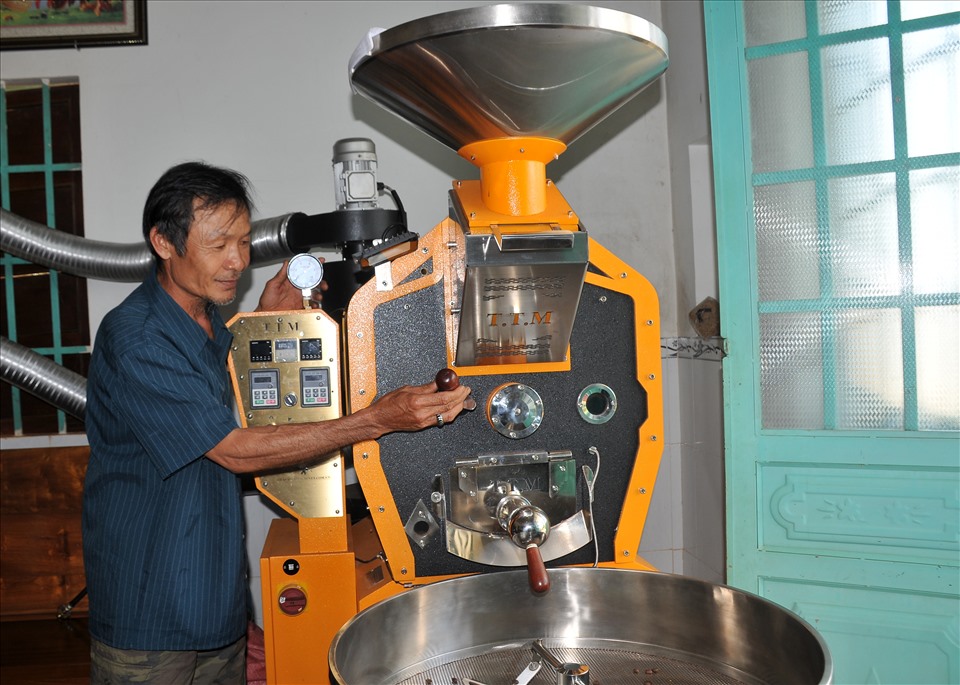 Là một lão nông nhưng ông Hồng đã tích cực học hỏi, mua máy sản xuất cà phê về tự học tập, chế biến. ẢNH: BẢO LÂM