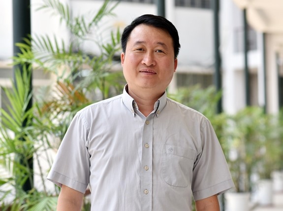 PGS.TS. Trần Trung Kiên - sẽ giải đáp trực tiếp những câu hỏi của các bạn sinh viên. Ảnh: BKHN.