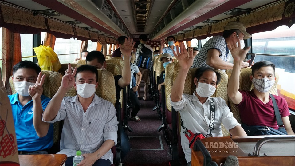 Người lao động về từ Guinea Xích Đạo kết thúc cách ly tại Bệnh viện Nhiệt đới Trung ương. Ảnh Giang Quang