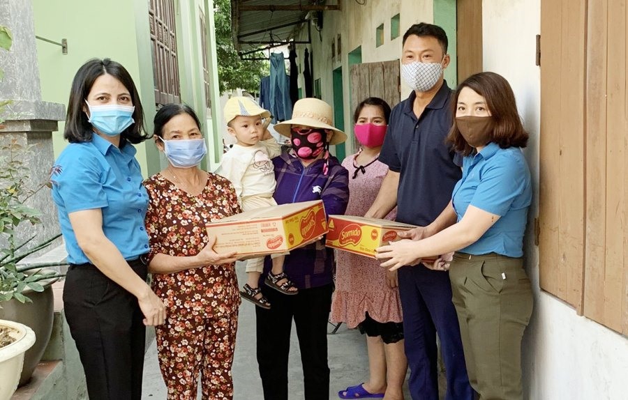 Đại diện LĐLĐ TP. Hạ Long đến thăm hỏi động viên, trao hỗ trợ cho CNLĐ khó khăn do ảnh hưởng dịch COVID-19 tại nhà trọ công nhân ở khu 10, phường Bãi Cháy, TP. Hạ Long (Quảng Ninh). Ảnh: T.N.D
