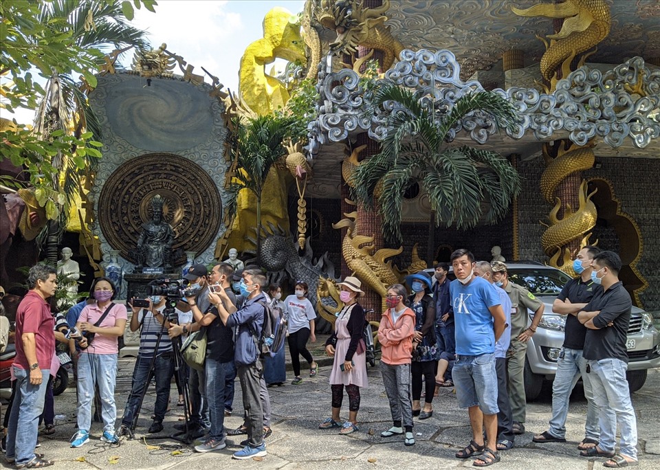 On the afternoon of September 3, a large number of people came to Ky Quang 2 Pagoda, expressing their frustration.  Many people want the temple to be installed soon so that they can properly receive the ashes of their relatives.  Photo: Anh Tu