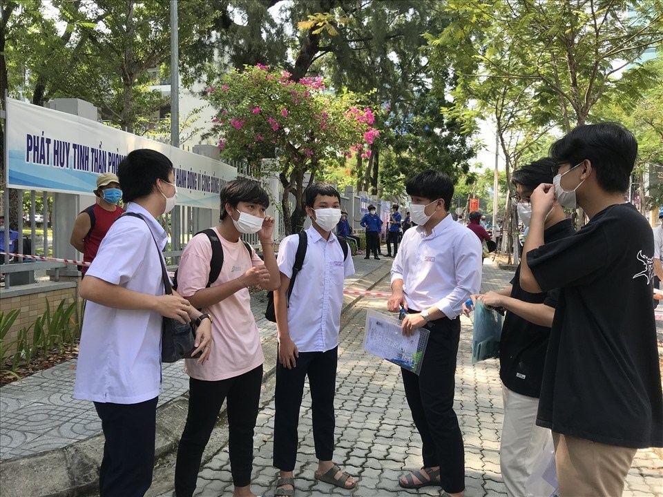 Thí sinh bàn tán về đề thi sau kỳ thi tốt nghiệp THPT tại điểm thi trường THPT Phan Châu Trinh. Ảnh: Mai Hương. Thí sinh bàn tán về đề thi sau kỳ thi tốt nghiệp THPT tại điểm thi trường THPT Phan Châu Trinh. Ảnh: Mai Hương.