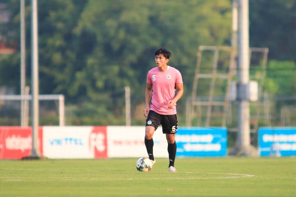 Đoàn Văn Hậu chơi ở vị trí trung vệ trong trận đấu với Viettel. Ảnh: HNFC