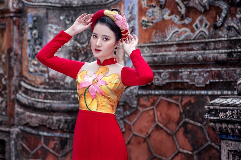 Người đẹp Quỳnh Loan dịu dàng trong tà áo dài của nhà thiết kế Kenny Thái. Ảnh: Dương Quốc Mẫn. Người đẹp Quỳnh Loan dịu dàng trong tà áo dài của nhà thiết kế Kenny Thái. Ảnh: Dương Quốc Mẫn.