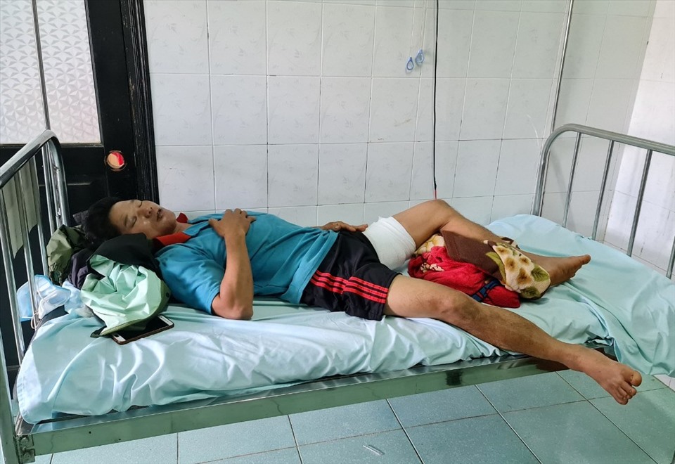 Anh Lâm Văn Tuấn, trú tại thôn Tân Hiệp bất ngờ bị con trâu “điên” tấn công khi đang ở nhà riêng. Ảnh: Bảo Lâm