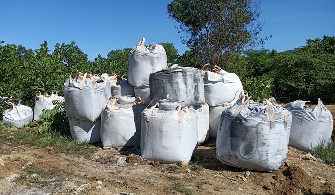 Kết quả xét nghiệm chất thải được mang về là chất thải công nghiệp thông thường, không phải chất thải nguy hiểm. Ảnh: X.H