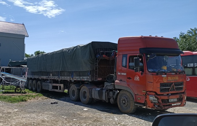 Xe vận chuyển chất thải bị tạm giữ. Ảnh: X.H