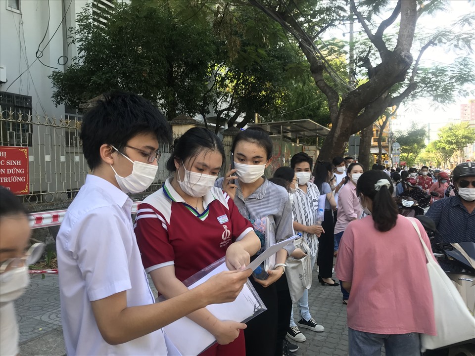 Các thí sinh bàn luận về môn thi Toán kỳ thi tốt nghiệp THPT. Ảnh: Mai Hương