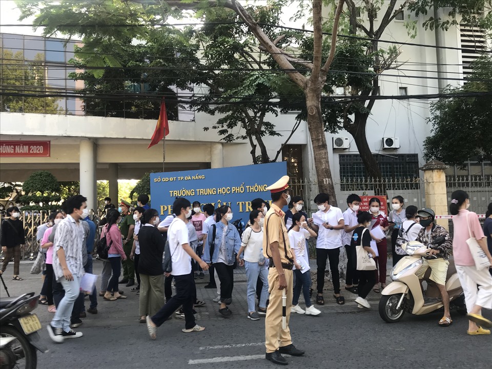 Thí sinh kết thúc môn thi Toán kỳ thi tốt nghiệp THPT tại điểm thi trường Phan Châu Trinh. Ảnh: Mai Hương