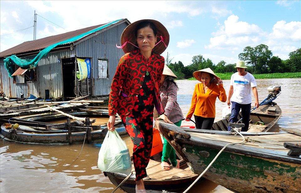 Lớp học diễn ra vào chiều thứ ba và thứ năm hàng tuần tại bè cá của ông Bảy Bon  (Lý Văn Bon) ở giữa sông Hậu. Nội dung khóa học là làm sao mỗi người biết nói được bằng tiếng anh những thứ mà gia đình mình có để phục vụ khách quốc tế.