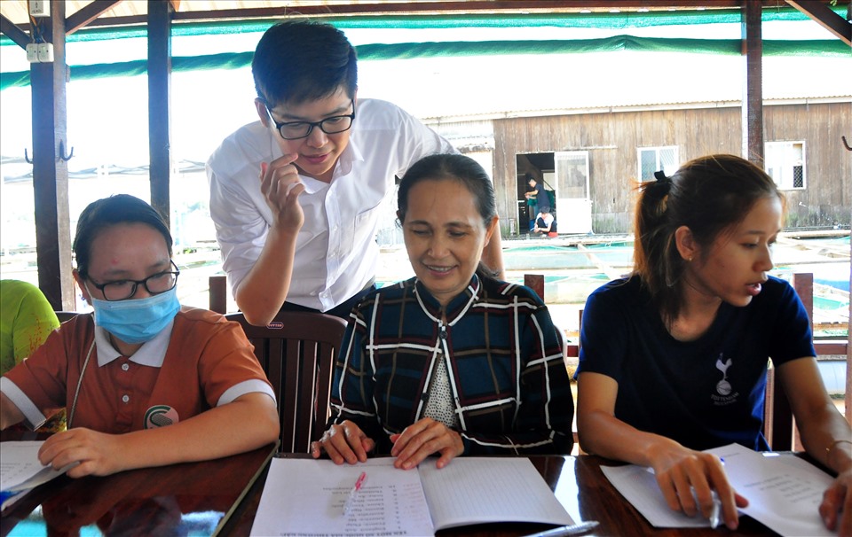 Thầy Tạ Minh Khôi - Giám đốc Trung tâm Anh ngữ Huyền Lê (ở TP.Cần Thơ - đơn vị hỗ trợ miễn phí cho lớp học) cho biết, tuy gặp khó khăn do nhiều độ tuổi và công việc họ bận rộn nhưng bù lại tinh thần học tập của người dân rất hăng say.