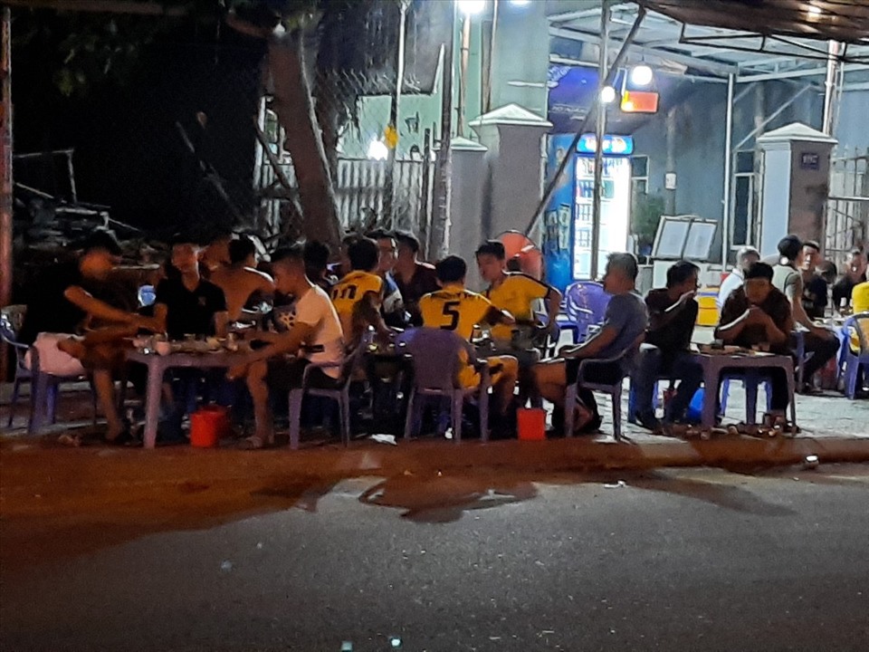 Sau khi nới lỏng giãn cách, thực hiện chỉ thị 19 của Thủ tướng Chính Phủ, các quán nhậu ở Hội An đông vui tưng bừng trở lại (ảnh P.V)