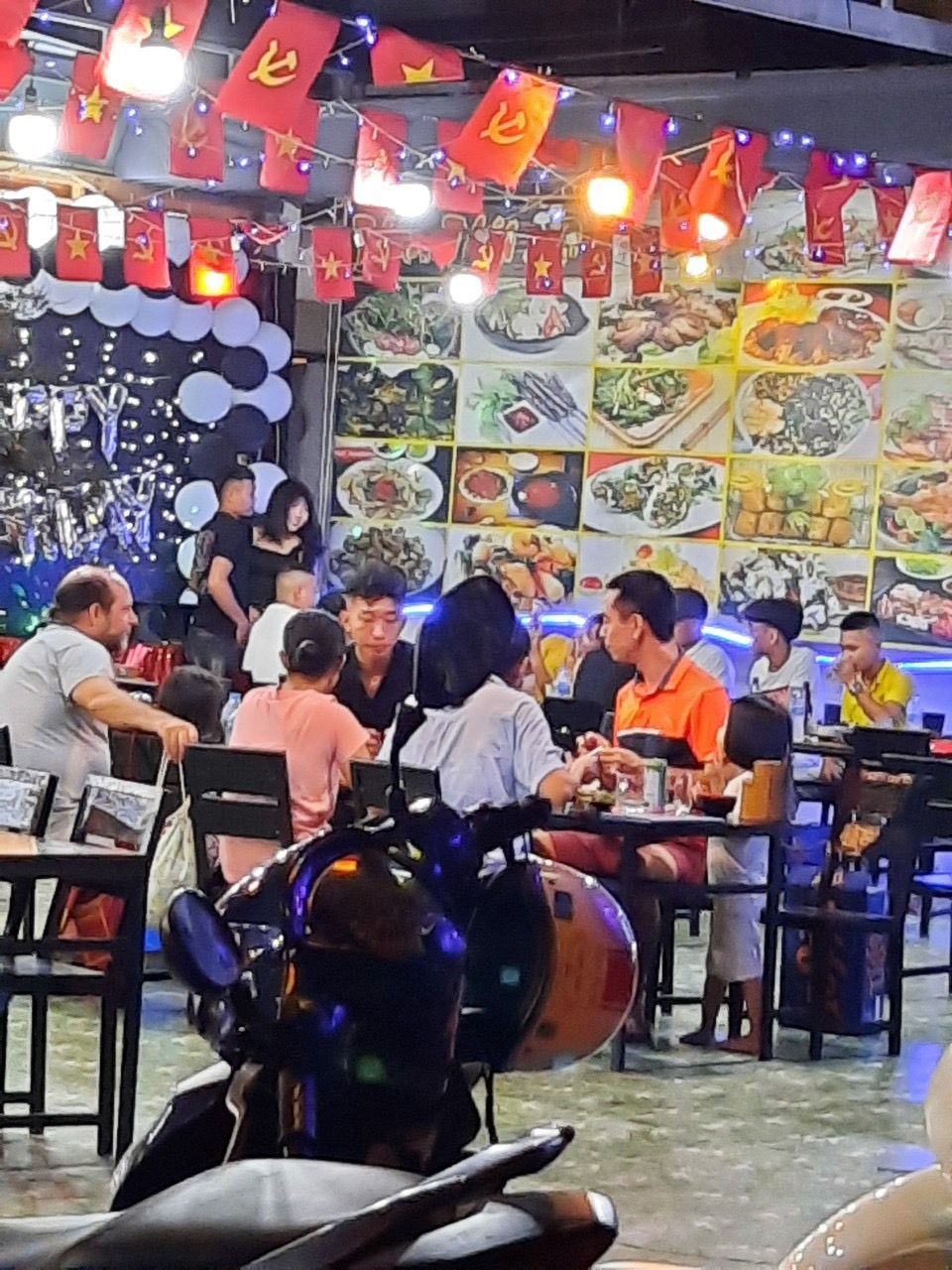 Trong các quán ăn, gần như không thực khách nào chú ý đến việc phòng ngừa lây lan dịch bệnh theo yêu cầu giãn cách của chỉ thị 19/TTg (ảnh P.V)