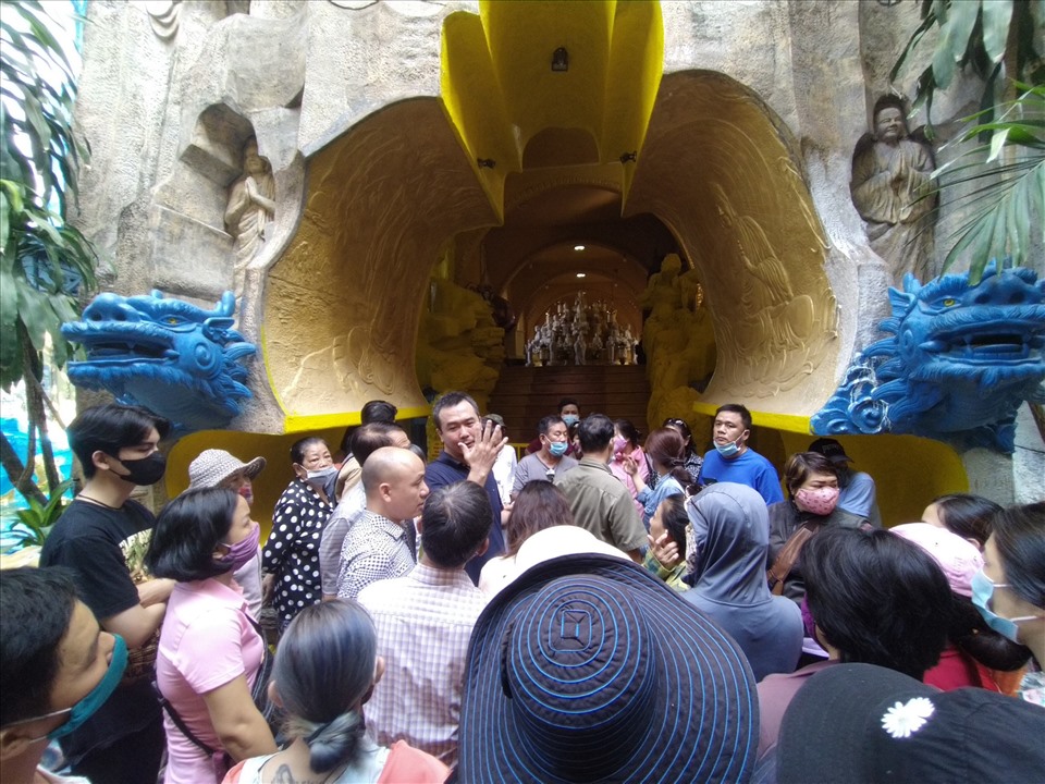 On the afternoon of September 3, a large number of people gathered at Ky Quang 2 Pagoda to speak with the pagoda.  Photo: Anh Tu