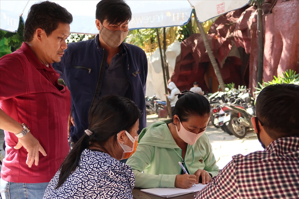 People make statements of information to serve the identification of the ashes.  Photo: Huu Huy