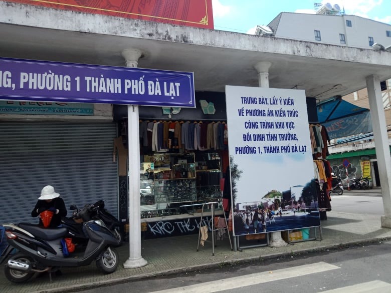 Cơ quan chức năng tỉnh Lâm Đồng lấy ý kiến nhân dân về phương án kiến trúc đồi dinh Tỉnh trưởng sau khi có nhiều ý kiến trái chiều về việc di dời công trình này. Ảnh: Nhiệt Băng