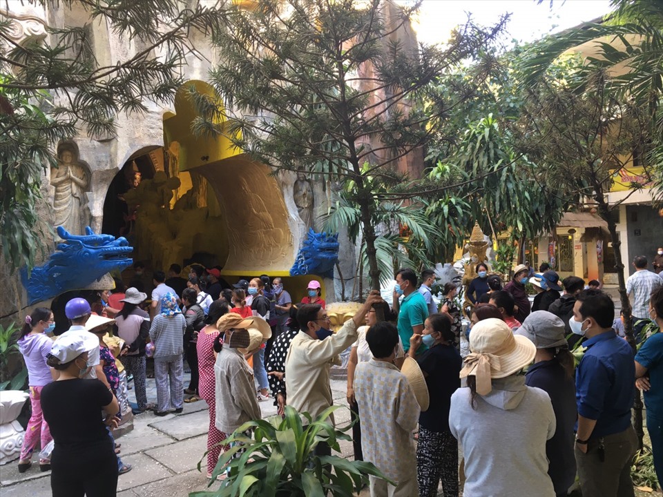 Chiều 3.9, có rất đông người dân tụ tập tại Chùa Kỳ Quang 2 yêu cầu nhà chùa sớm giải quyết vụ việc. Ảnh: Anh Tú