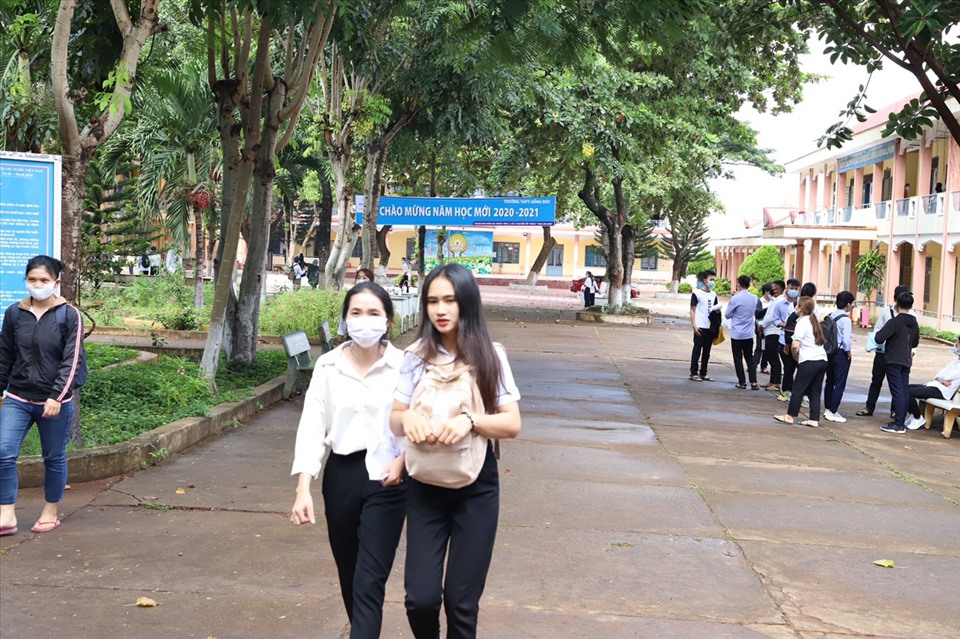 Thí sinh ở TP.Buôn Ma Thuột rời điểm thi sau khi hoàn thành bài thi môn toán. Ảnh T.X