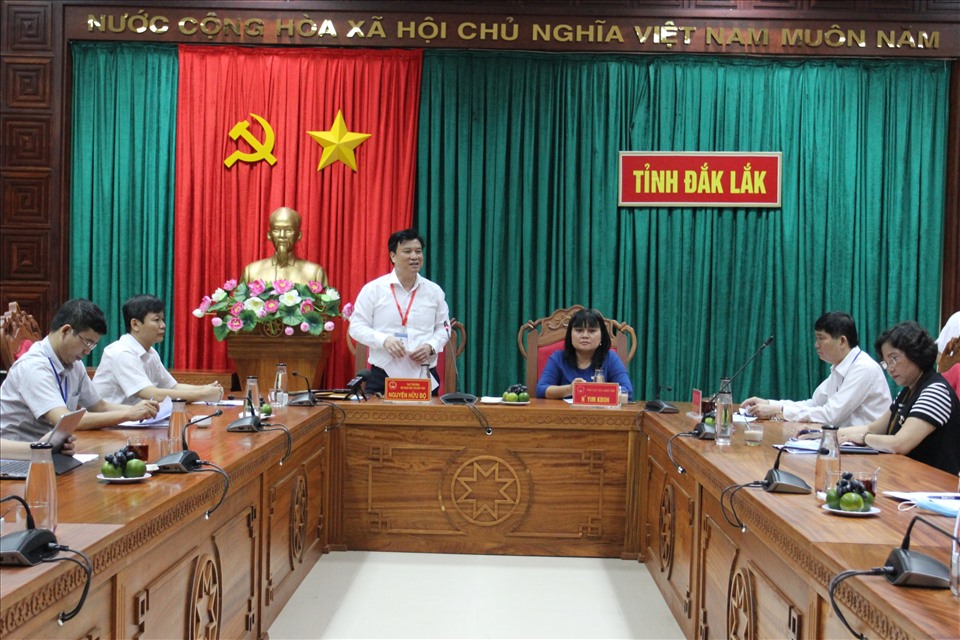Sáng 3.9, Thứ trưởng Bộ GDĐT Nguyễn Hữu Độ đã có buổi làm việc với Ban Chỉ đạo Kỳ thi tốt nghiệp THPT năm 2020 tỉnh Đắk Lắk. Ảnh Hương Lý.
