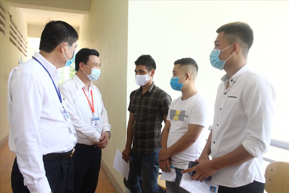 Thứ trưởng Bộ GDĐT Nguyễn Hữu Độ (thứ 2 từ trái sang) đến kiểm tra công tác tổ chức ở trường THPT chuyên Nguyễn Du (TP.Buôn Ma Thuột, Đắk Lắk), Ảnh Hương Lý,